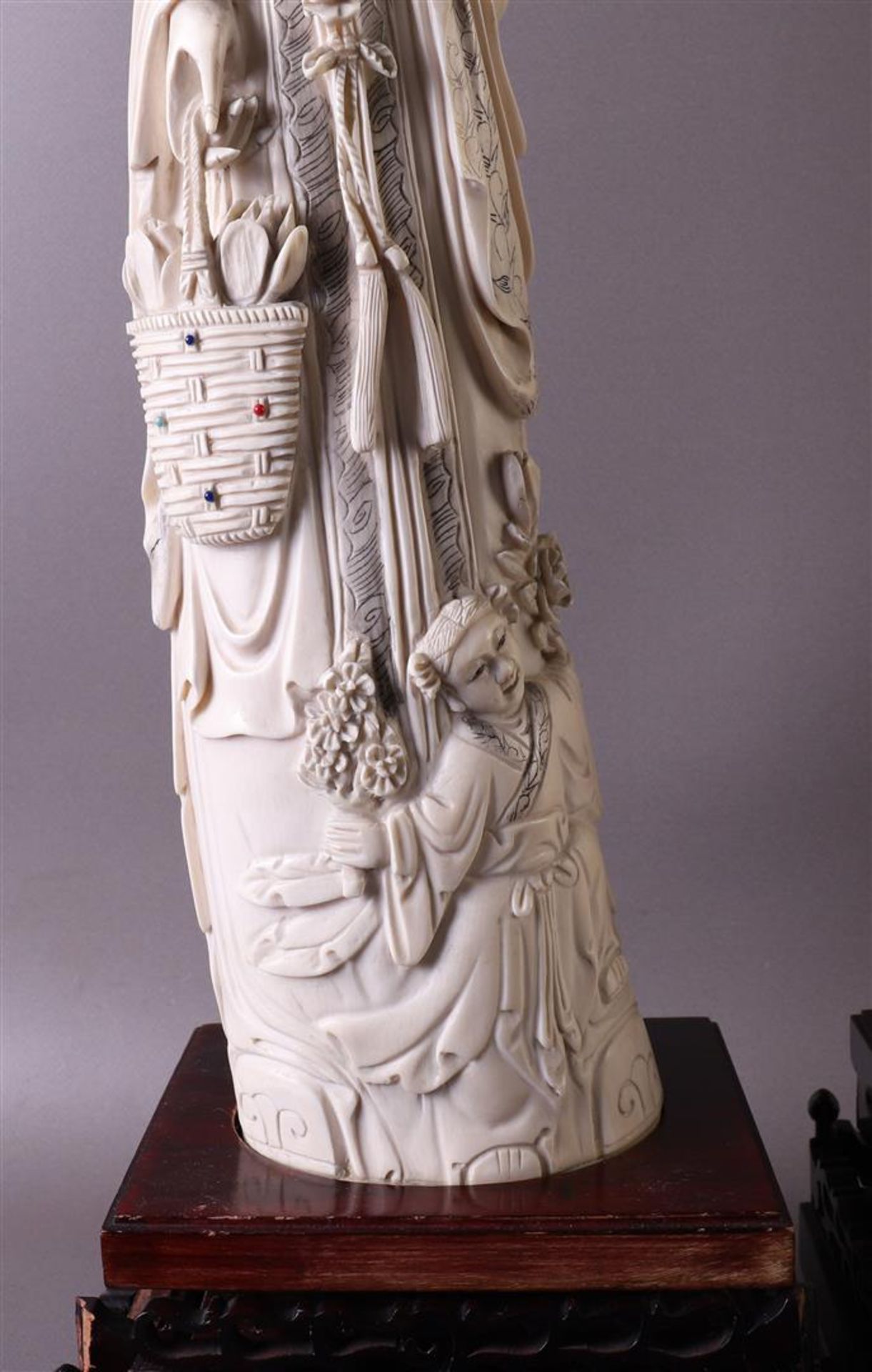 A carved ivory emperor and empress, China, Xuantong (1909-1911), h53 cm, 3227 grams, signed on the - Image 7 of 25