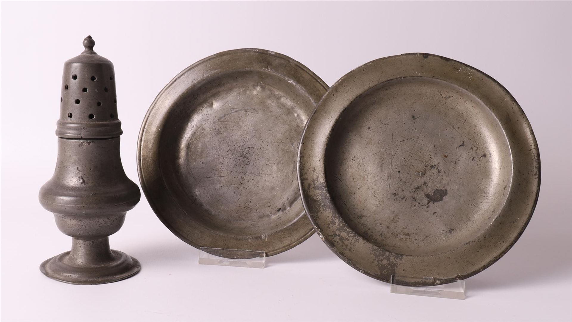 A pewter baluster-shaped spreader and two porridge plates, Holland, 18th century, h 14 and Ø 14