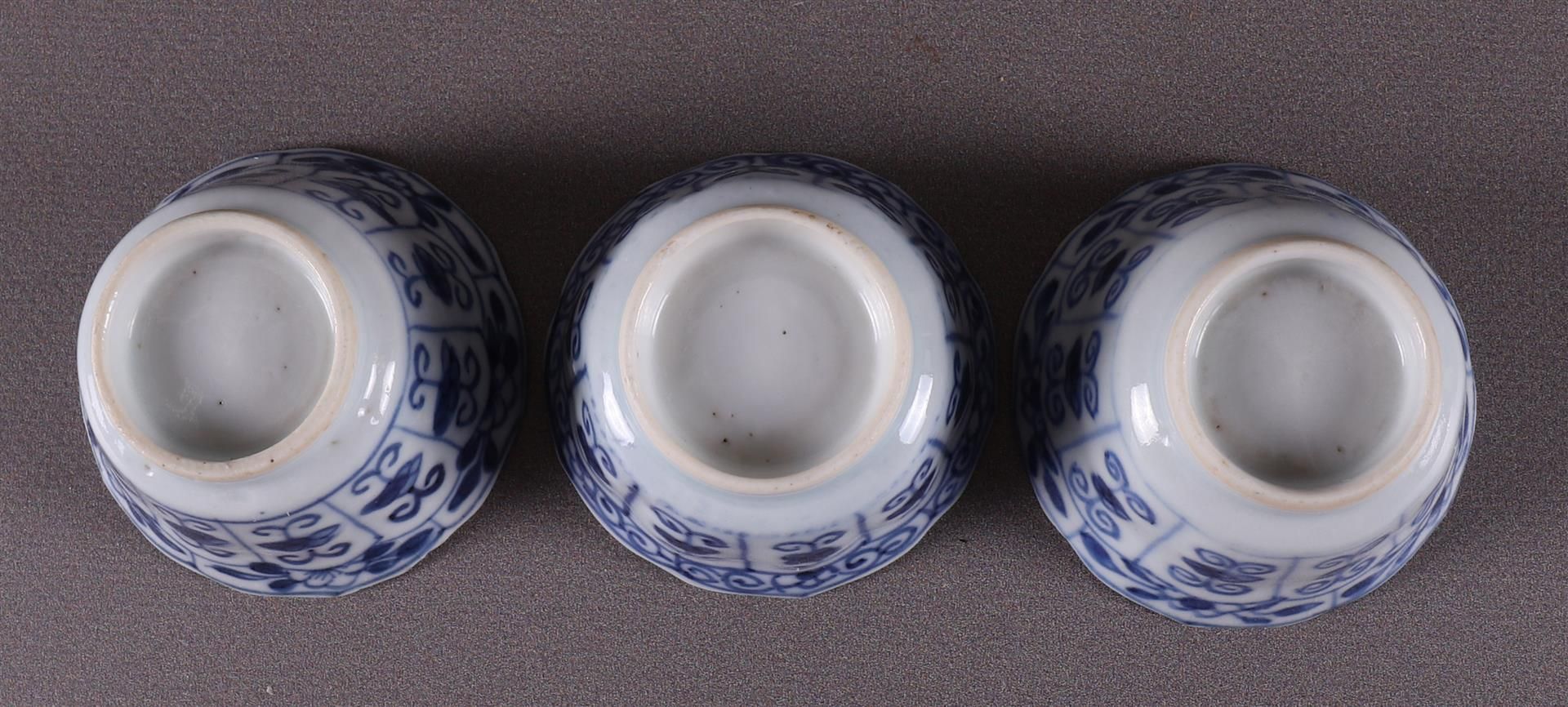 Three blue/white porcelain cups and saucers, China, Kangxi, around 1700. Blue underglaze - Image 11 of 12