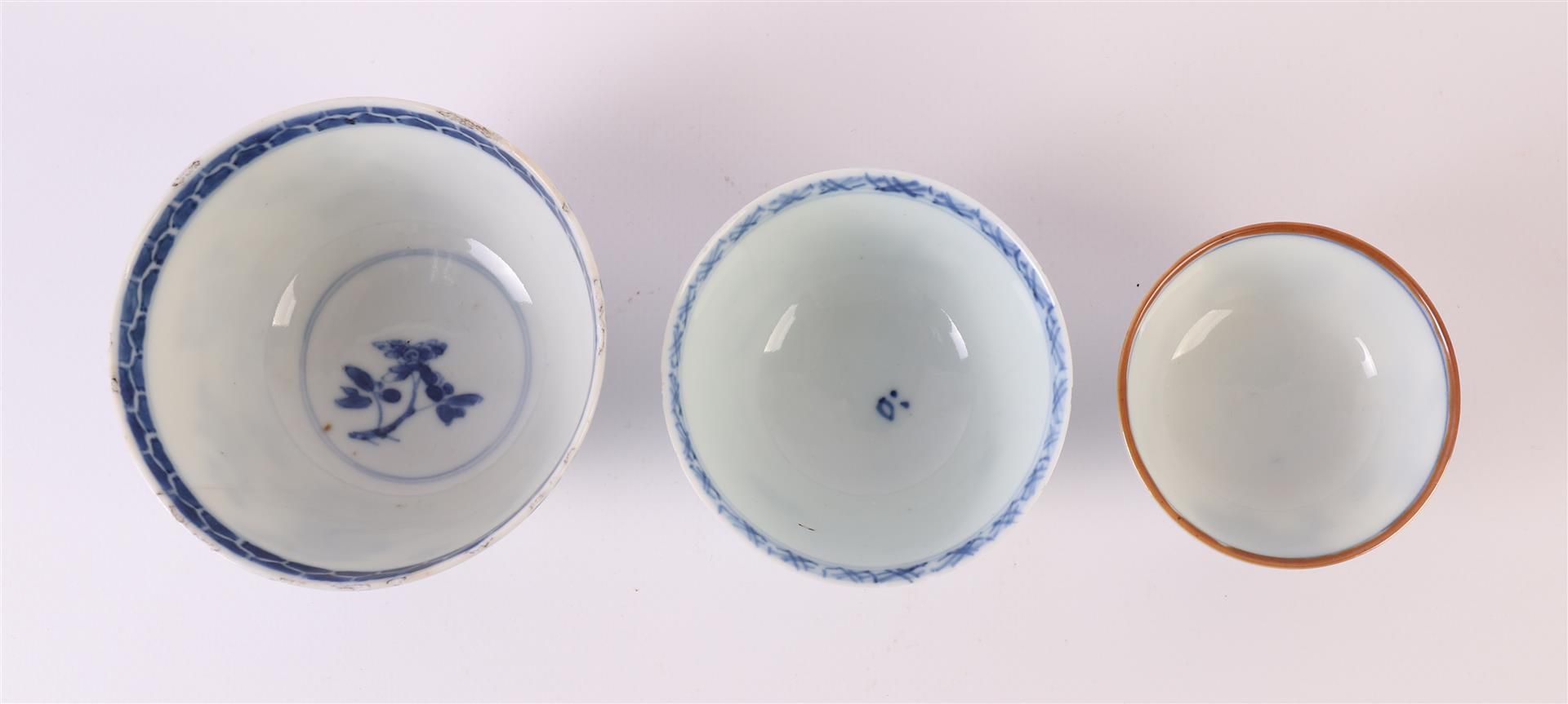 Two blue/white porcelain plates, China, Kangxi, around 1700. Blue underglaze floral decor, Ø 21 - Bild 14 aus 15