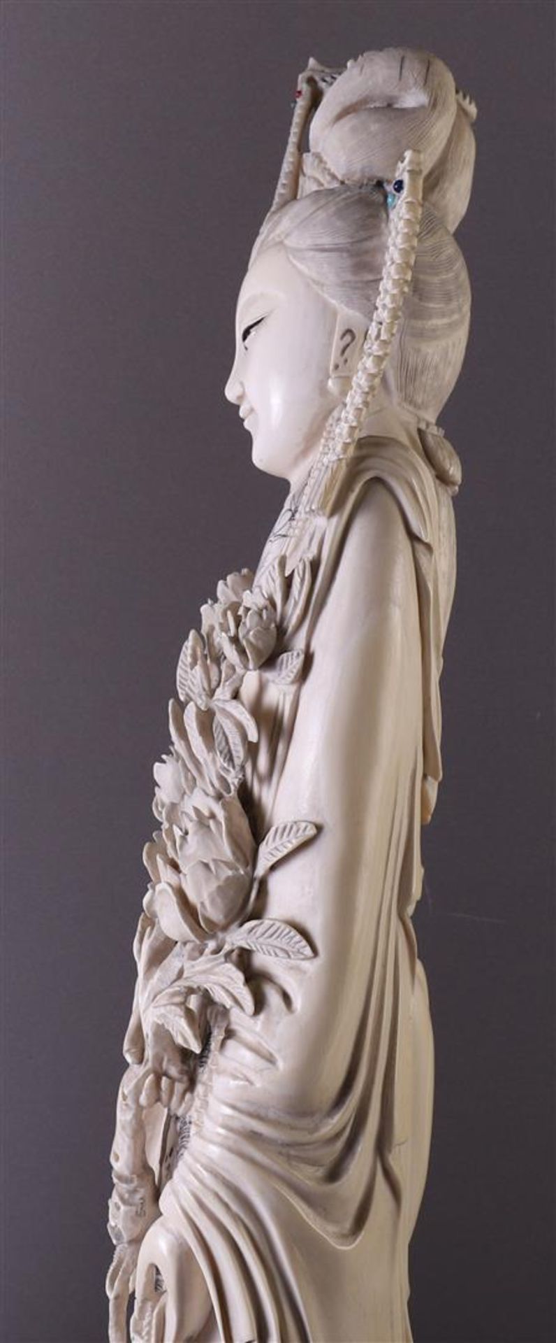 A carved ivory emperor and empress, China, Xuantong (1909-1911), h53 cm, 3227 grams, signed on the - Image 9 of 25