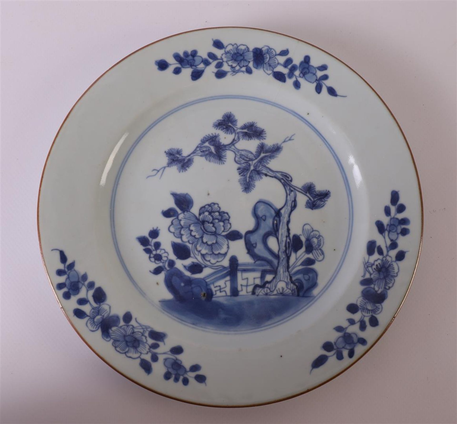 A pair of contoured blue/white porcelain plates, China, Qianlong, 2nd half 18th century. Blue - Bild 7 aus 12
