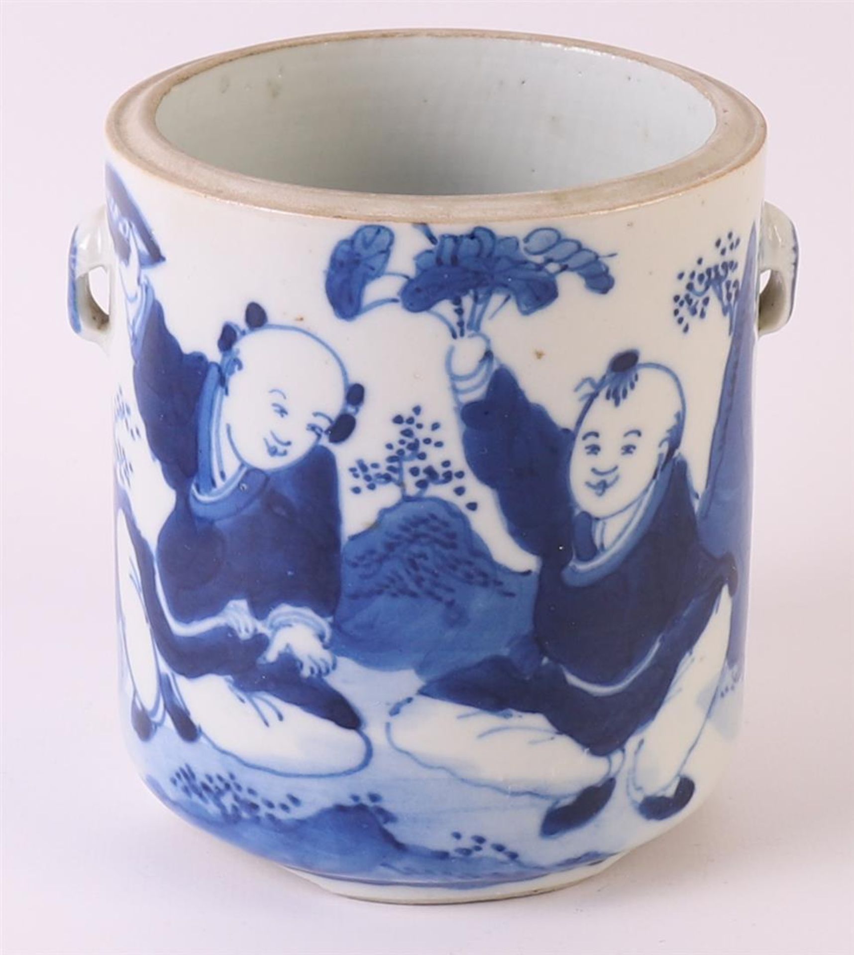 A blue/white porcelain cylindrical jar without lid, China, 19th century. Blue underglaze decor of