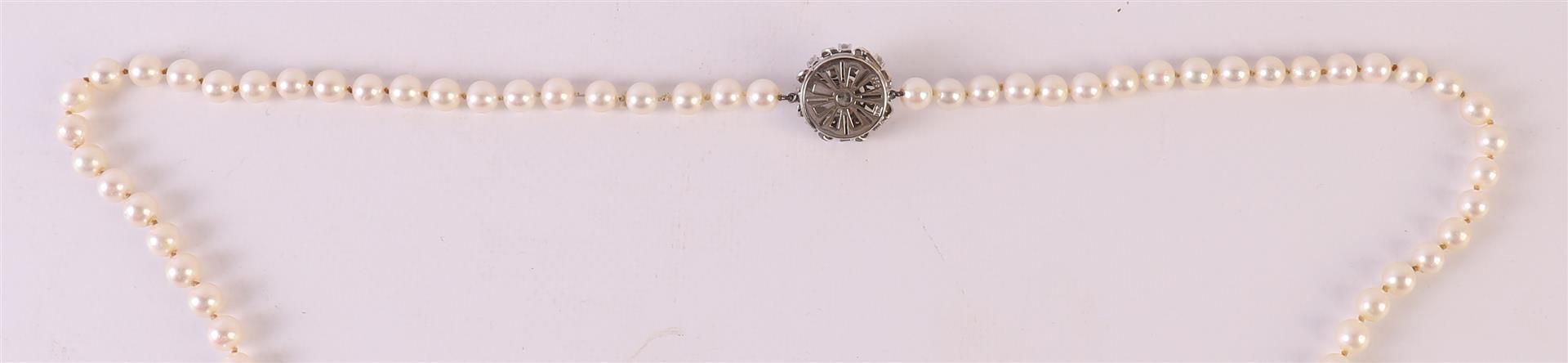 A pearl necklace, each knotted and a round 14 carat 585/1000 gold clasp with pearl and 24 diamonds - Image 3 of 3