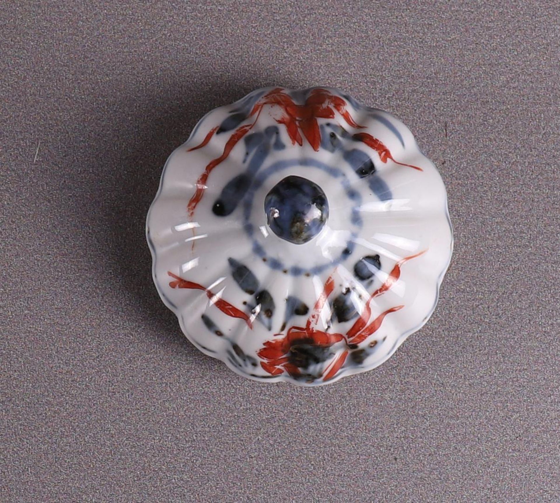 A pumpkin-shaped convex porcelain teapot, China, Qianlong, 18th century. Polychrome floral decor, - Bild 11 aus 12