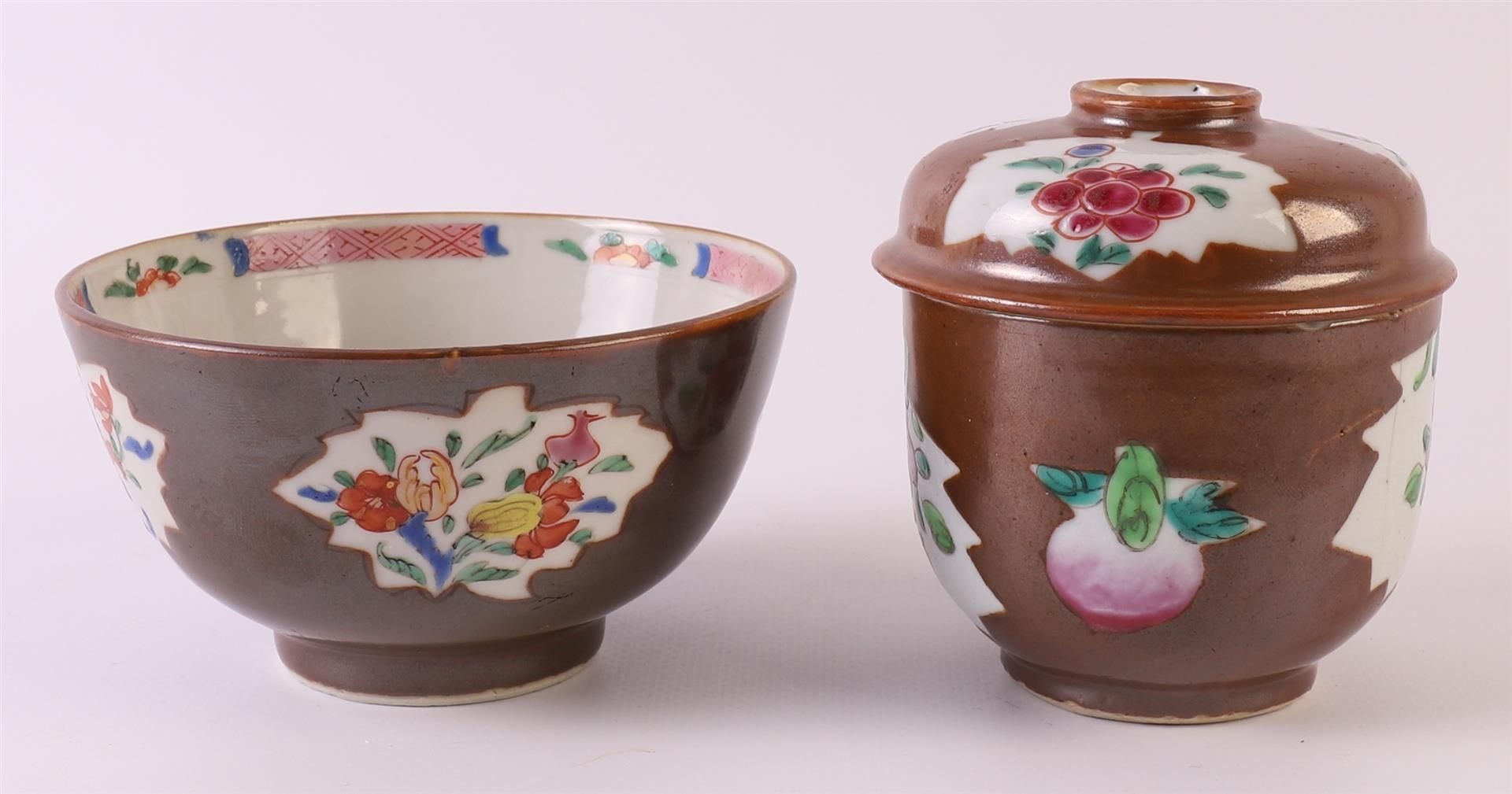 A porcelain famille rose lidded jar on capucine ground, so-called Batavia ware, China, Qianlong, - Bild 2 aus 11