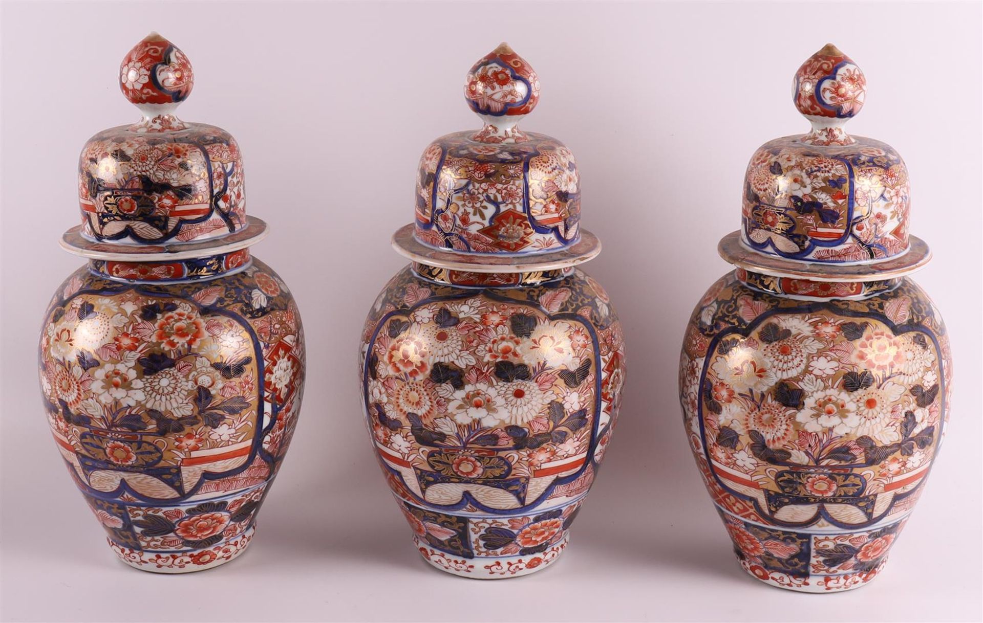 A five-piece porcelain Imari cabinet set, consisting of: three lidded vases and two vases with - Image 5 of 17