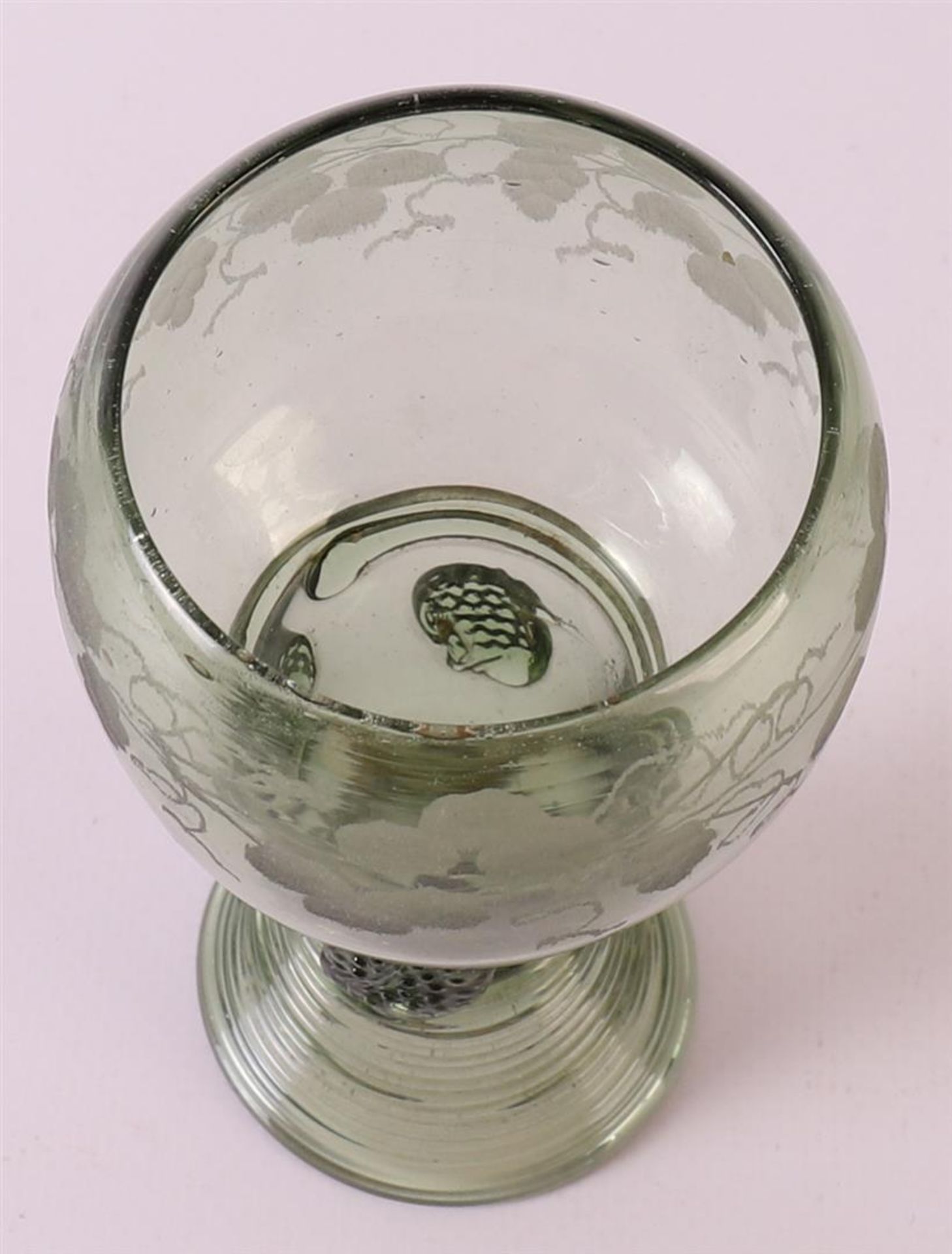 A green glass stemmer, Germany 18th century. Chalice-shaped cuppa, stem with burrs, resting on round - Image 5 of 7