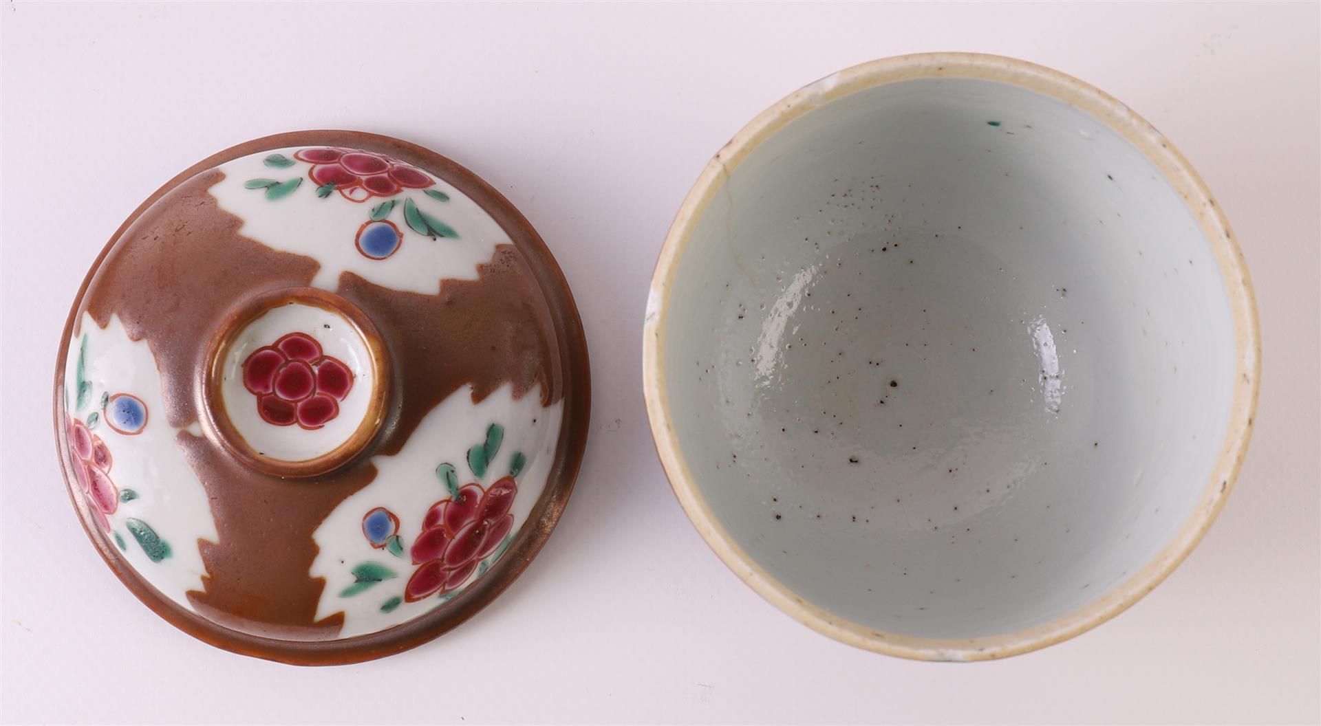 A porcelain famille rose lidded jar on capucine ground, so-called Batavia ware, China, Qianlong, - Bild 7 aus 11