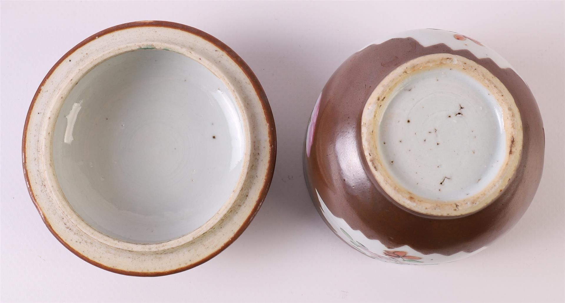 A porcelain famille rose lidded jar on capucine ground, so-called Batavia ware, China, Qianlong, - Bild 8 aus 11