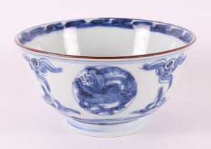 A blue/white porcelain bowl on stand ring, China, Kangxi, around 1700. Blue underglaze floral
