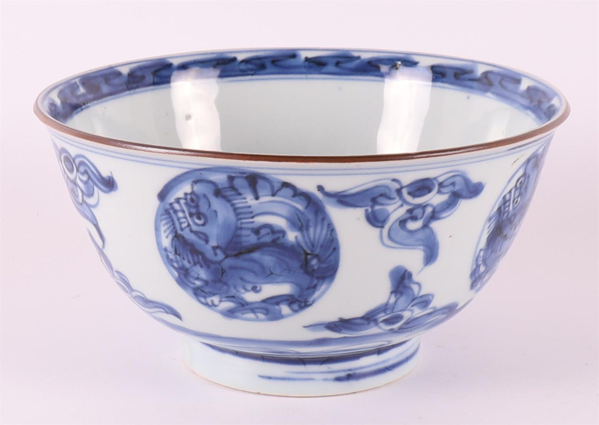 A blue/white porcelain bowl on stand ring, China, Kangxi, around 1700. Blue underglaze floral - Bild 5 aus 8