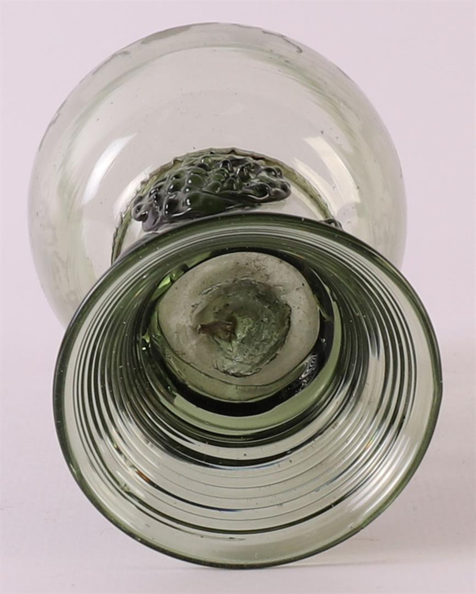 A green glass stemmer, Germany 18th century. Chalice-shaped cuppa, stem with burrs, resting on round - Image 6 of 6