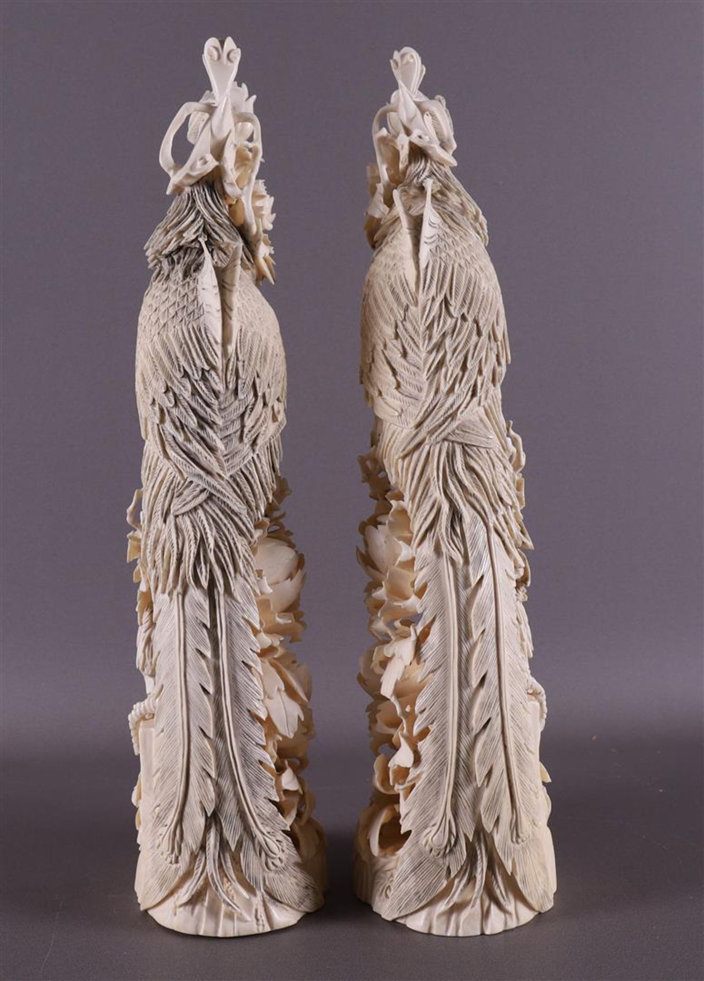 A pair of carved ivory phoenixes resting on tree stumps with lotus flowers and a bird with a lotus - Bild 16 aus 22