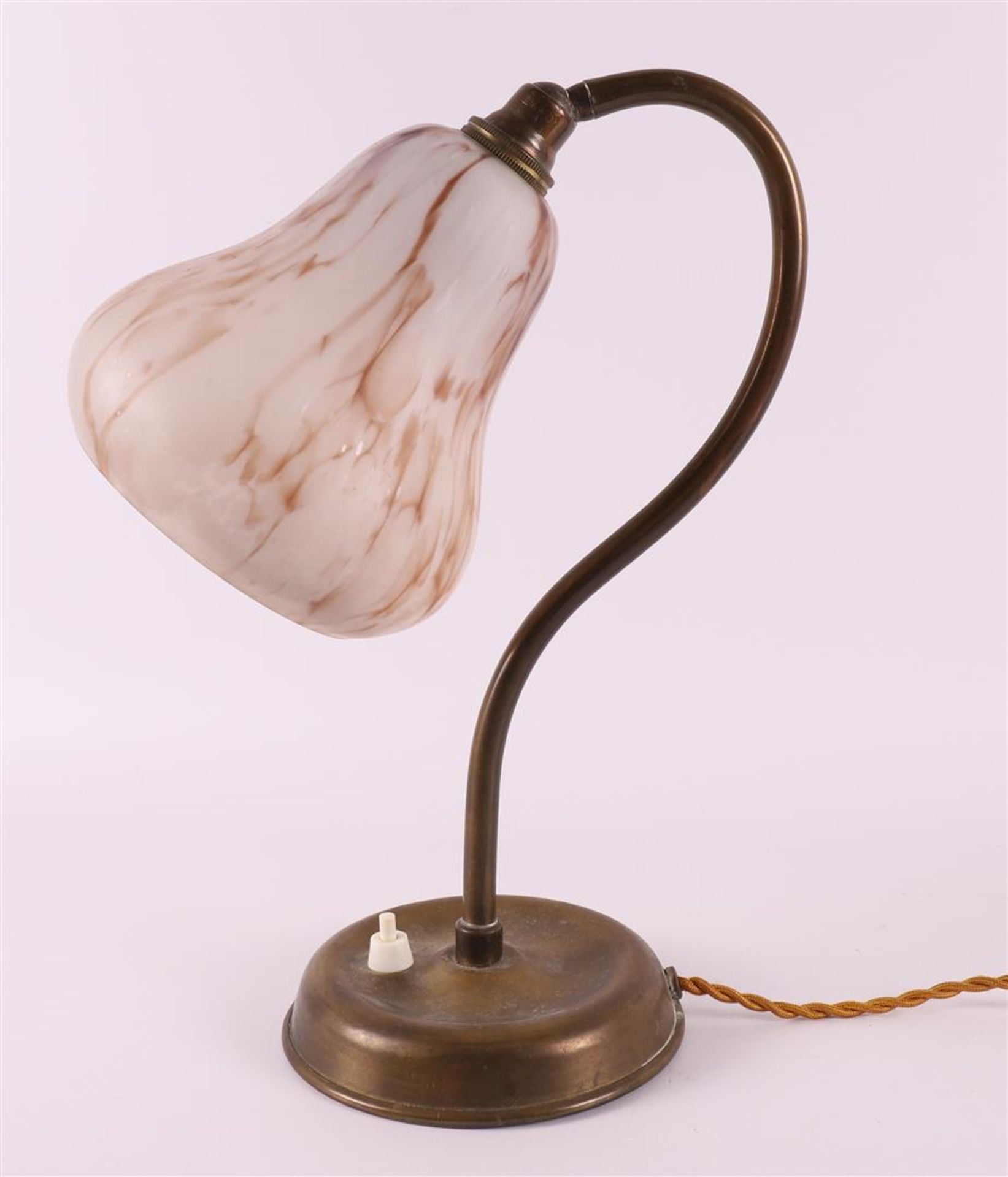 A brass table/desk lamp with cloudy glass shade (chips), ca. 1930, h 30 cm. - Bild 2 aus 4