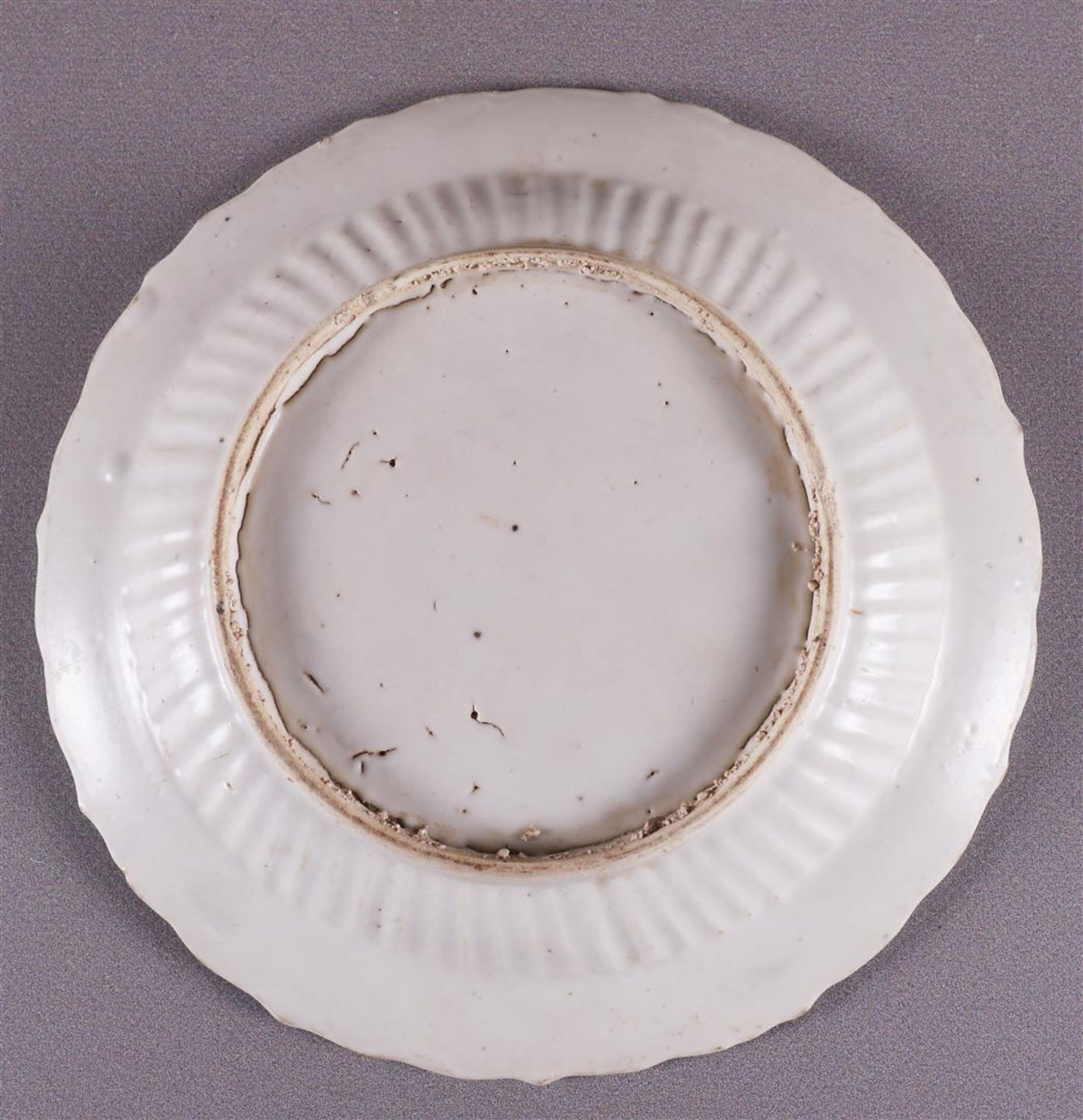 Three various white glazed contoured dishes, China, Song/Ming, Ø 18-19 cm, tot. 3x. - Image 3 of 8