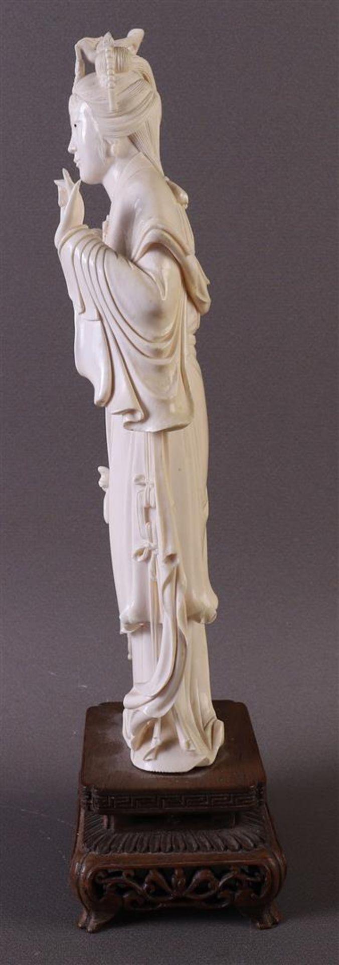 A carved ivory standing Guanyin with a lotus flower in her hand, China, Republic, ca. 1920, weight - Bild 4 aus 8
