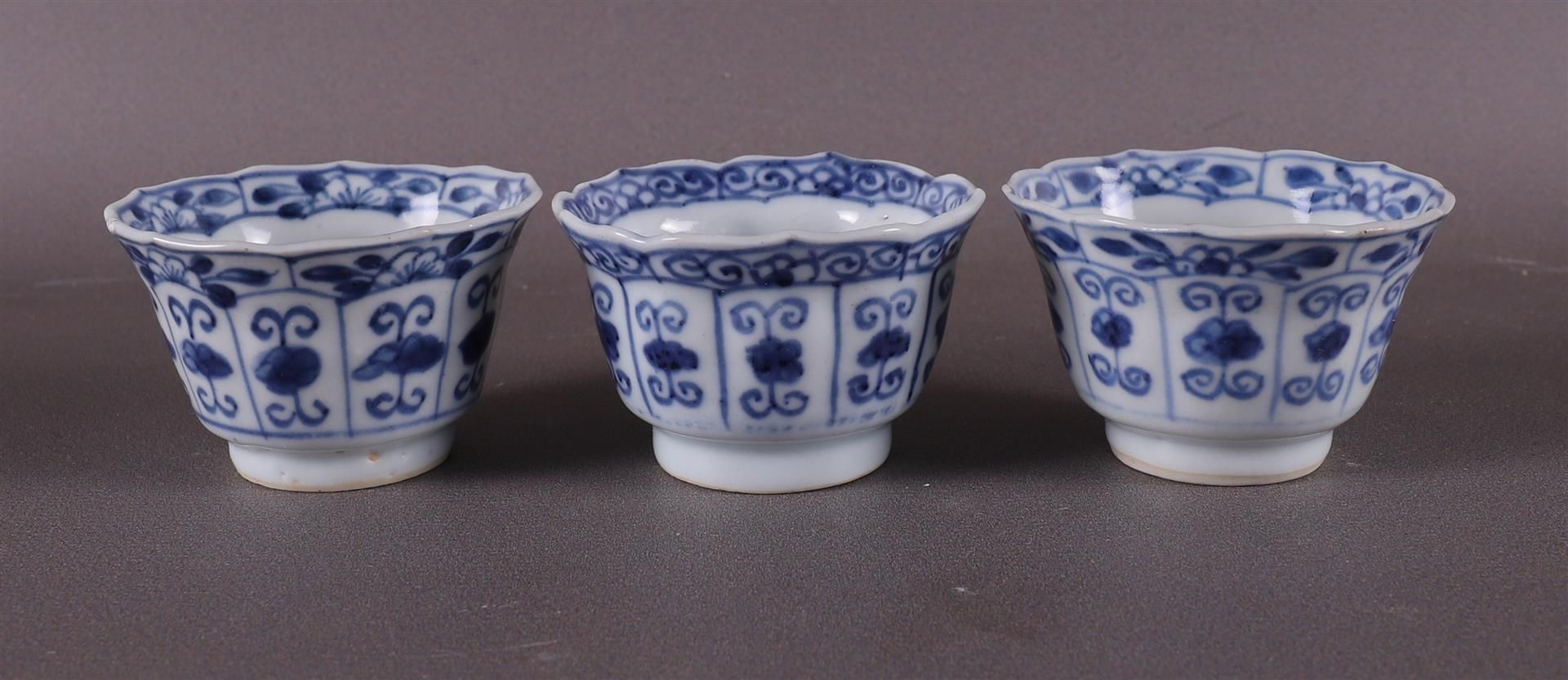 Three blue/white porcelain cups and saucers, China, Kangxi, around 1700. Blue underglaze - Image 9 of 12