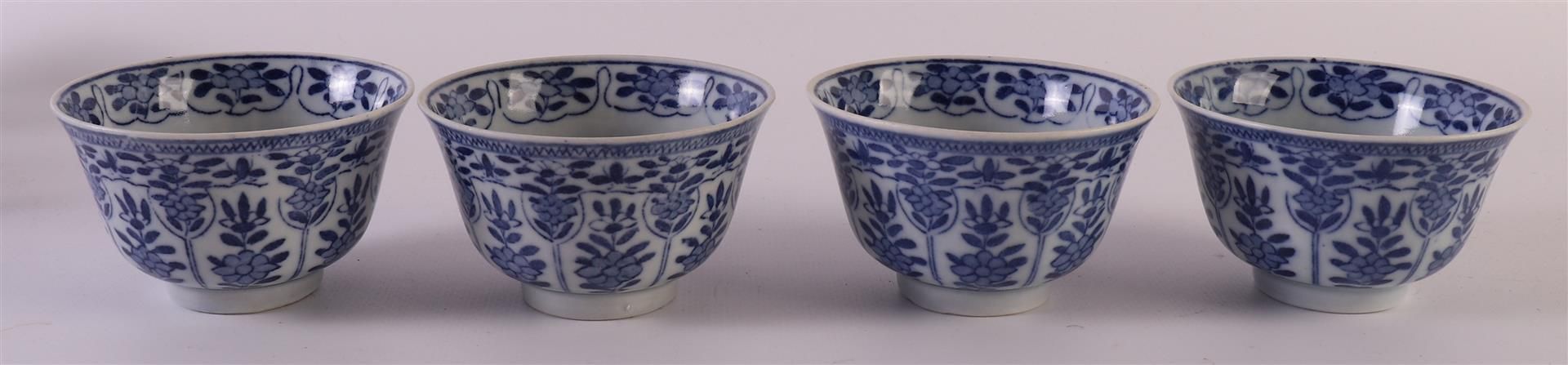Twelve blue/white porcelain cups and saucers, China, late 19th century. Blue underglaze floral - Bild 9 aus 20
