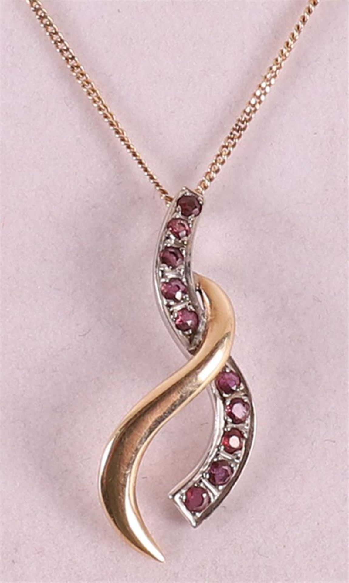 A 14 kt 585/1000 yellow gold gourmet necklace with spring eye clasp, on an 18 kt 750/1000 gold bi- - Image 2 of 2