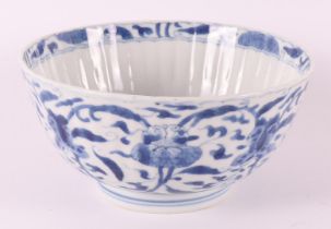 A blue/white porcelain ribbed bowl on stand ring, China, Kangxi, around 1700. Blue underglaze floral