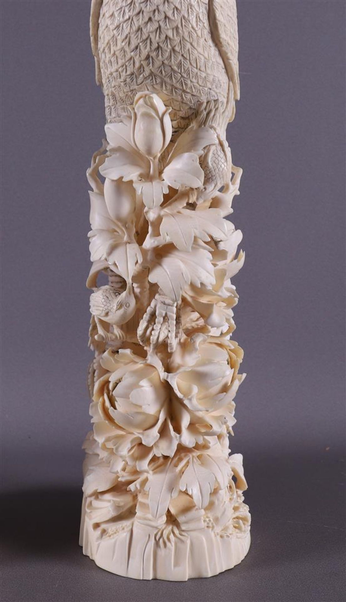 A pair of carved ivory phoenixes resting on tree stumps with lotus flowers and a bird with a lotus - Bild 9 aus 22