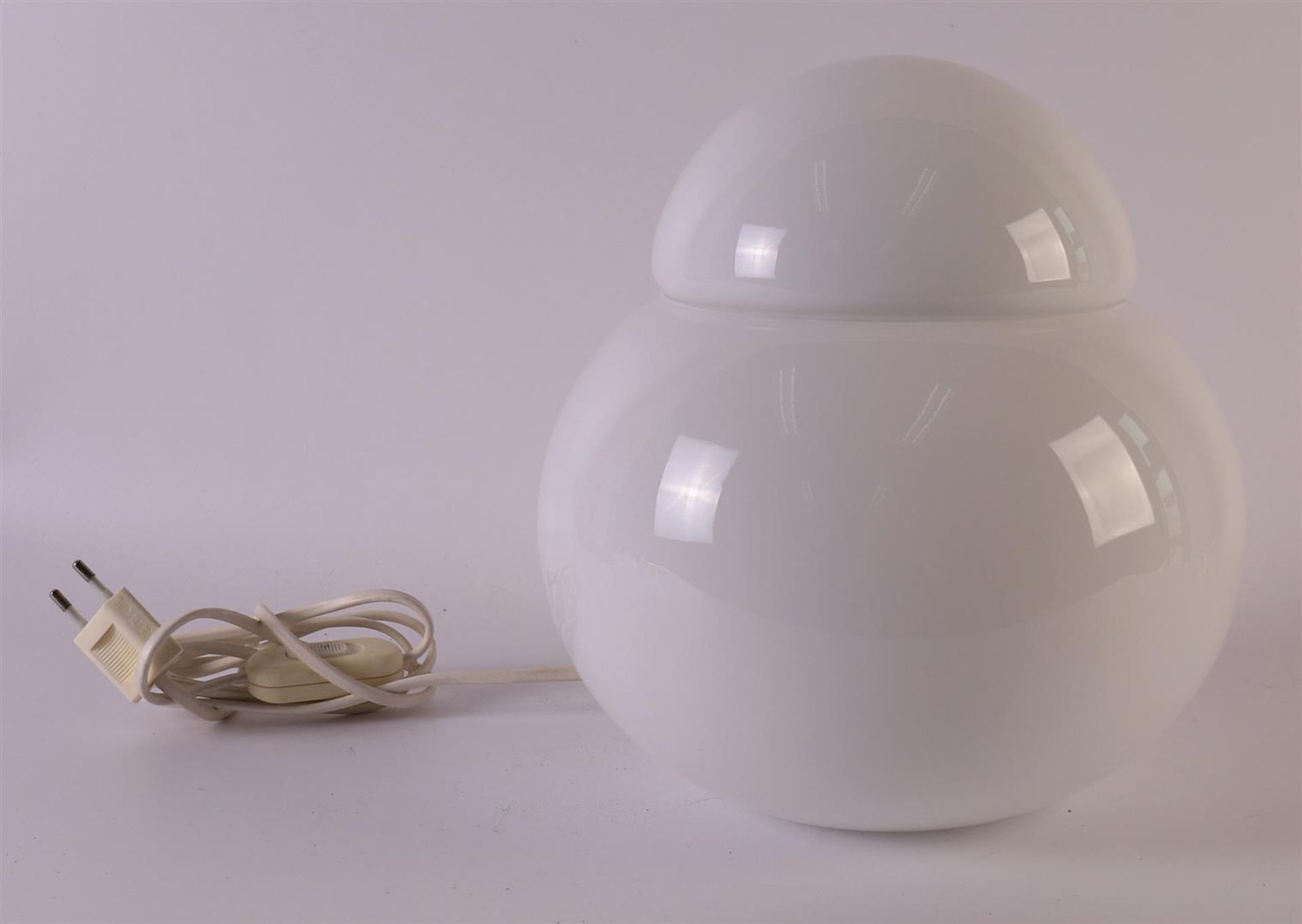 A white glass spherical designer table lamp Daruma, design Sergio Asti for Candle, h 20 x Ø 18 cm. - Image 2 of 4