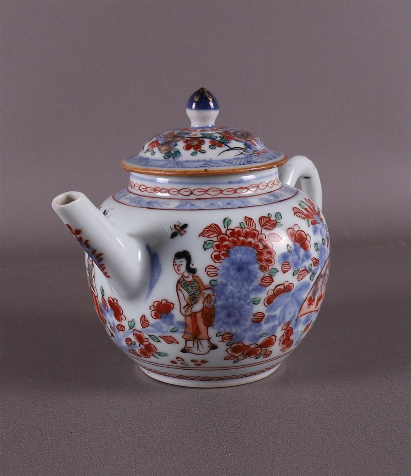 A spherical porcelain Amsterdam variegated teapot, China, 18th century. Polychrome decoration of a - Bild 4 aus 13