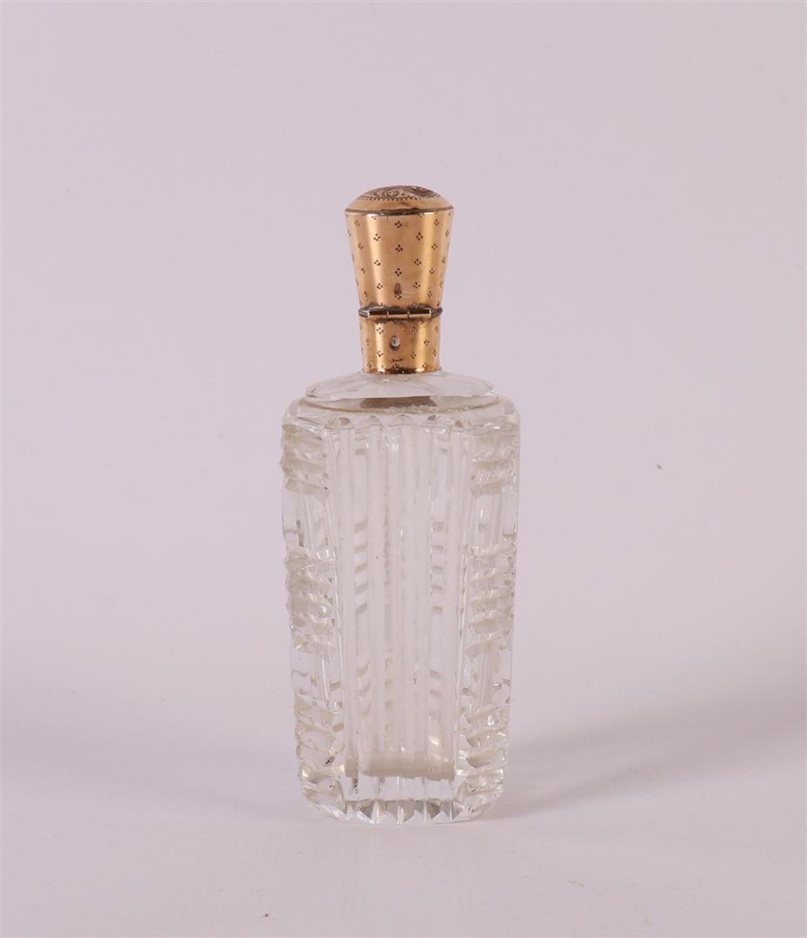 A clear glass odeur bottle with 14 kt 585/1000 gold lid and frame, including stopper, around 1900, h - Image 2 of 3
