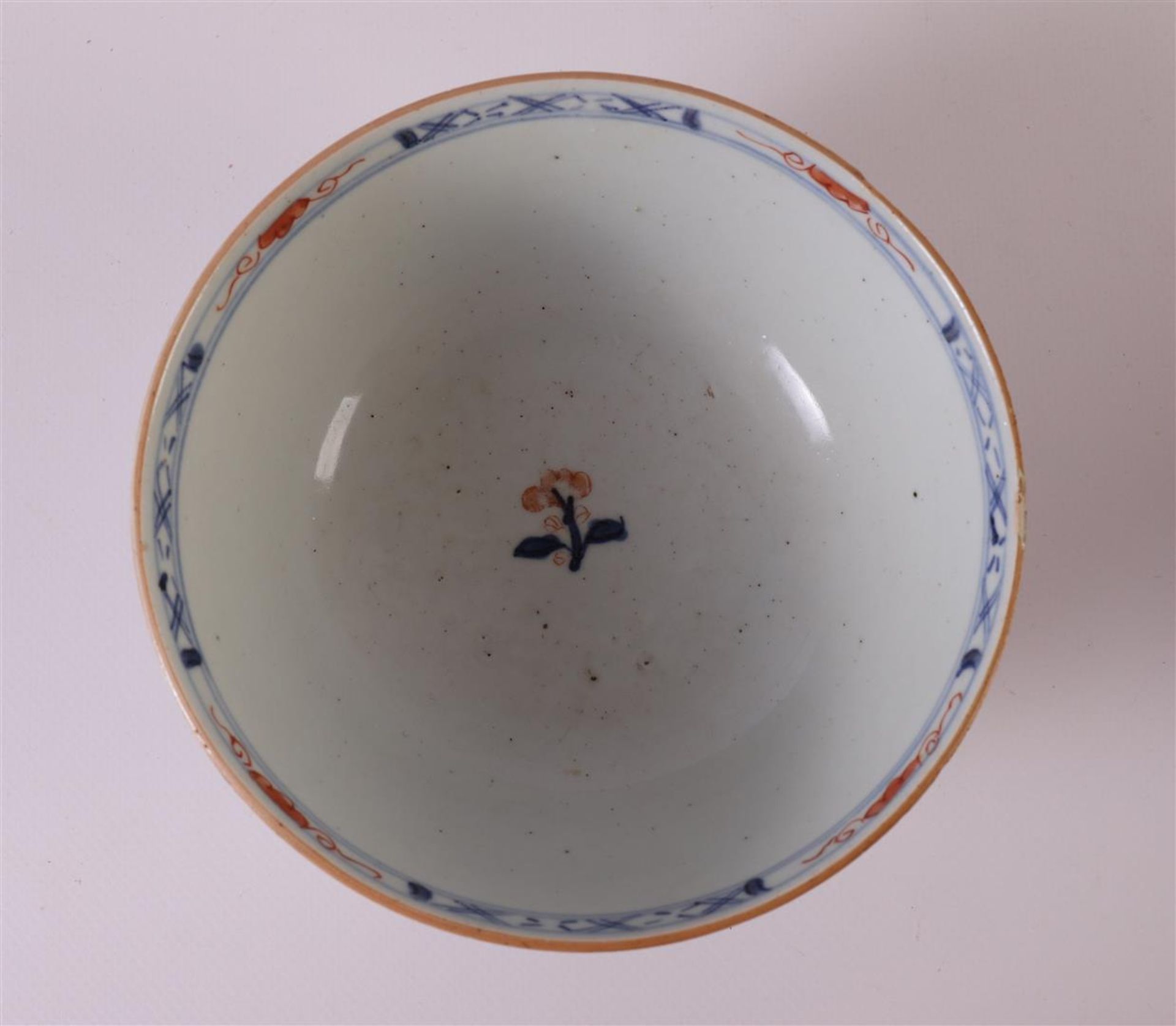A set of porcelain Chinese Imari bowls on a stand, China, Qianlong, 18th century. Blue/red, partly - Image 9 of 10