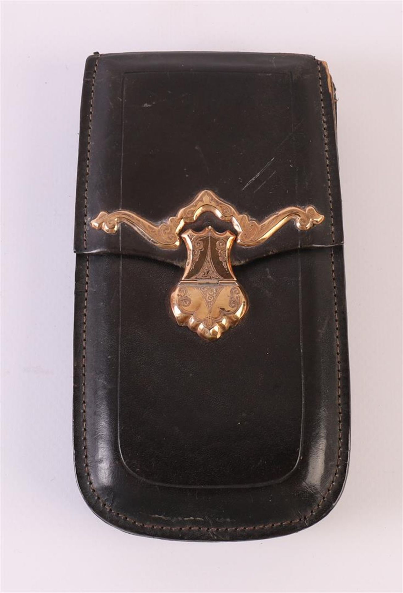 A brown leather cigar case with gold frame, 19th century, l 14.5 x w 8 cm.