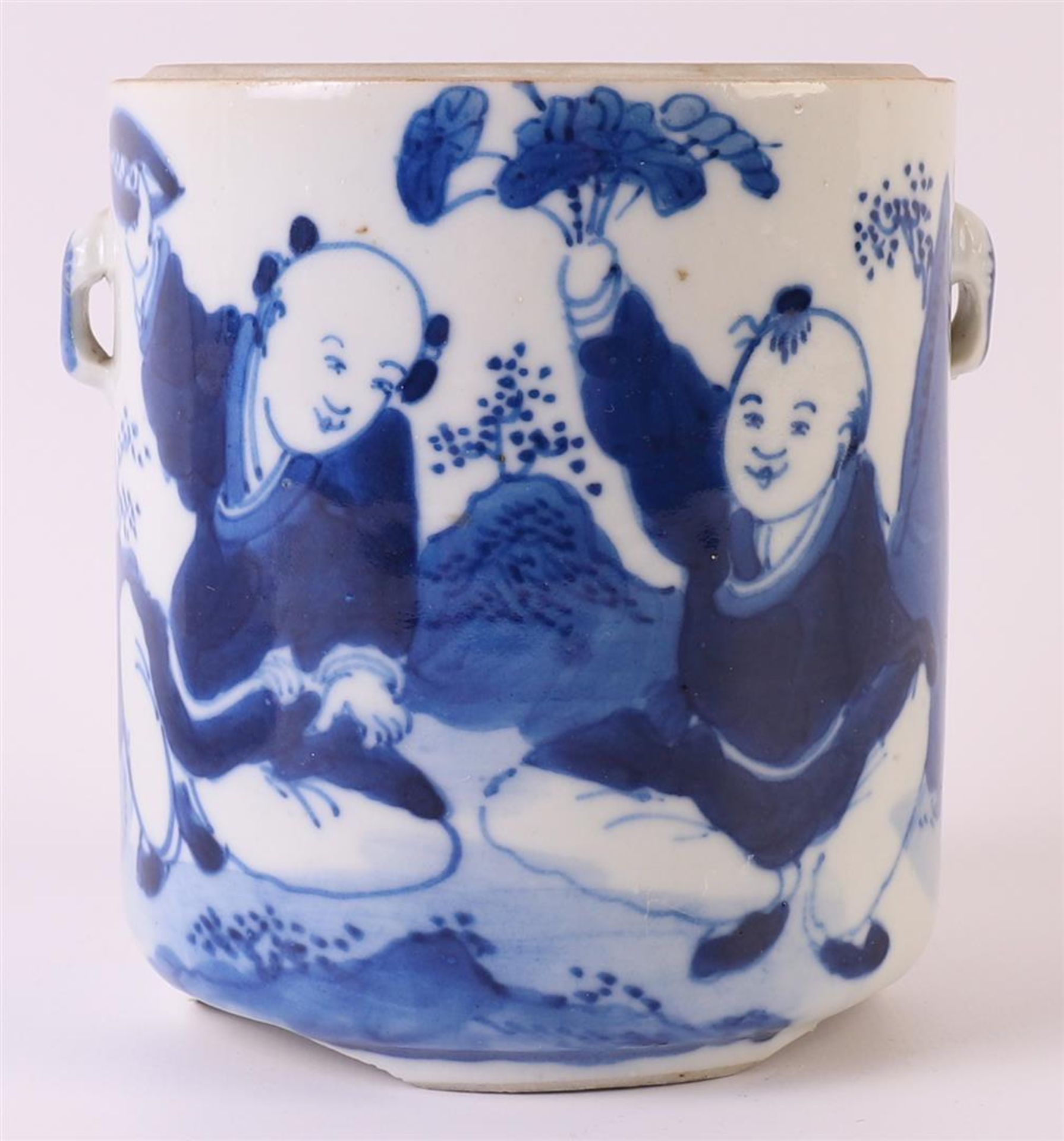 A blue/white porcelain cylindrical jar without lid, China, 19th century. Blue underglaze decor of - Bild 2 aus 7