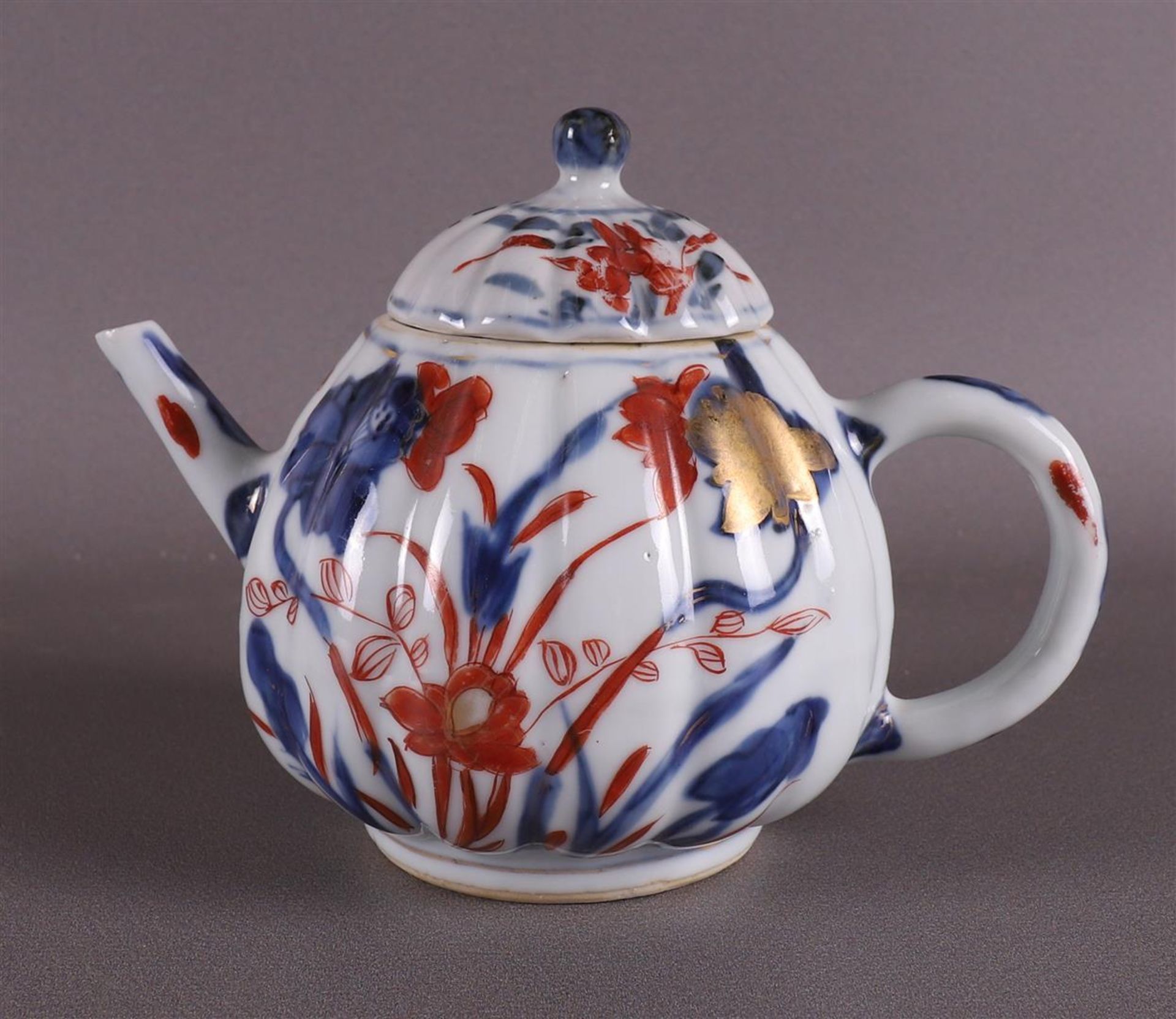 A pumpkin-shaped convex porcelain teapot, China, Qianlong, 18th century. Polychrome floral decor, - Bild 3 aus 12