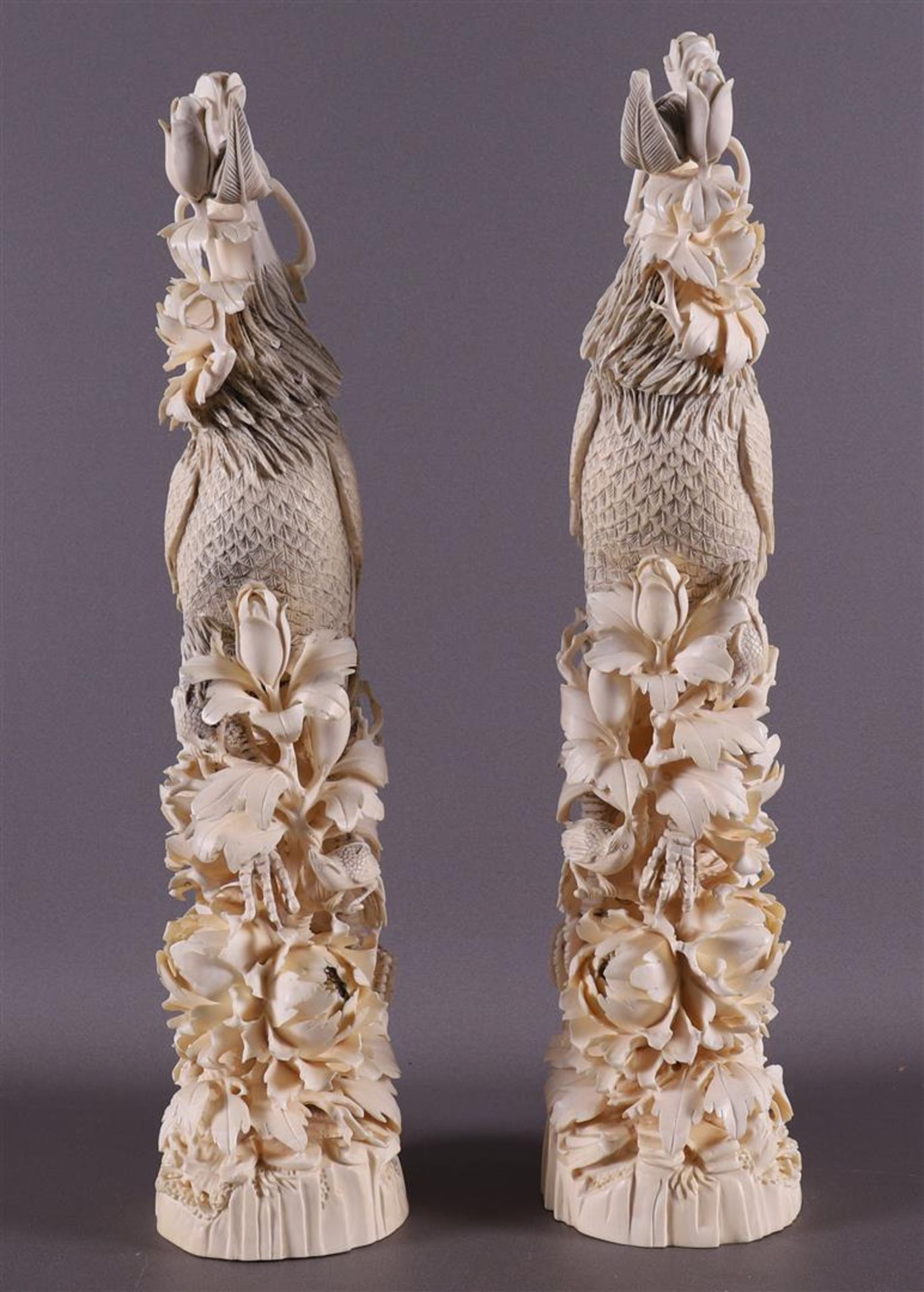 A pair of carved ivory phoenixes resting on tree stumps with lotus flowers and a bird with a lotus - Bild 6 aus 22