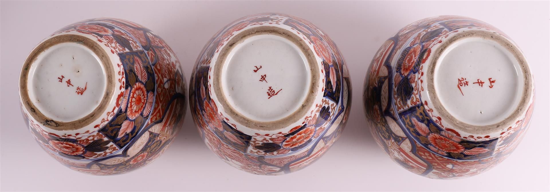 A five-piece porcelain Imari cabinet set, consisting of: three lidded vases and two vases with - Image 9 of 17