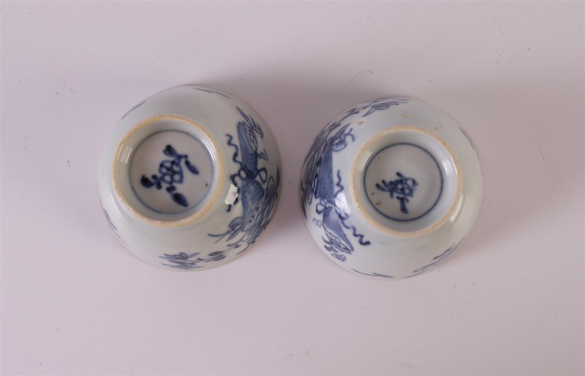 Four blue/white porcelain bowls, China, Kangxi, around 1700. Blue underglaze floral decor, marked - Bild 14 aus 14