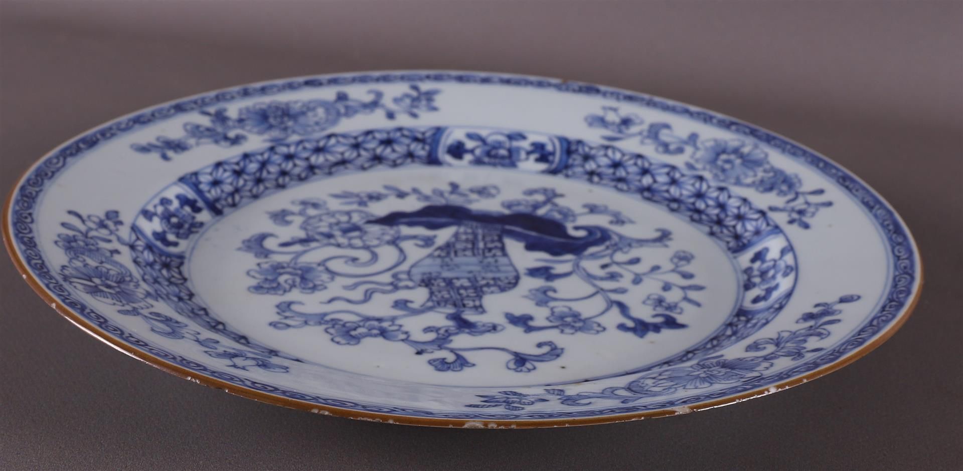 A set of blue/white porcelain dishes, China, Kangxi, early 18th century. Blue underglaze decor of - Bild 4 aus 11