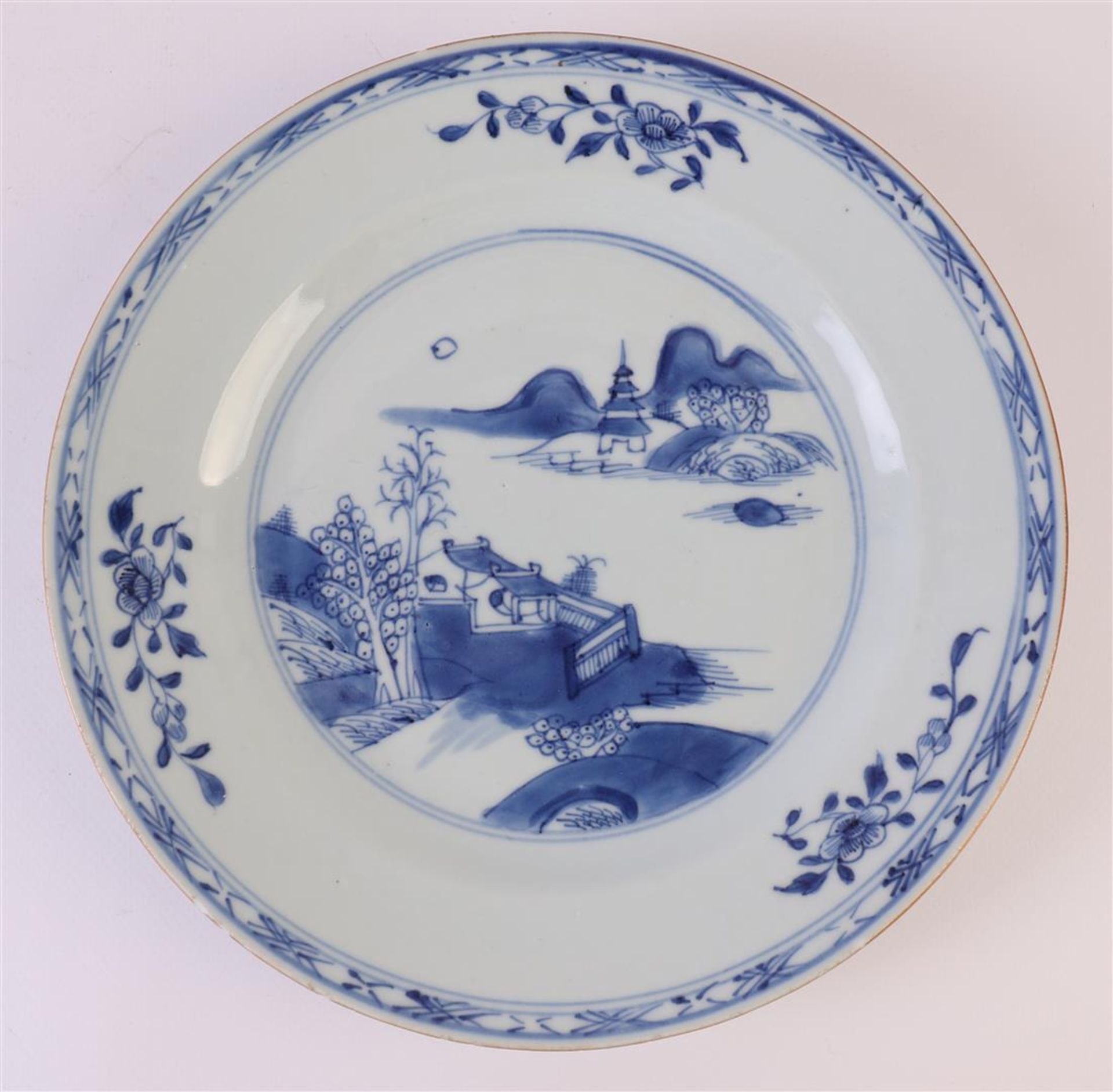 A contoured blue/white porcelain plate, China, 19th century. Blue underglaze decor, marked with - Bild 7 aus 11