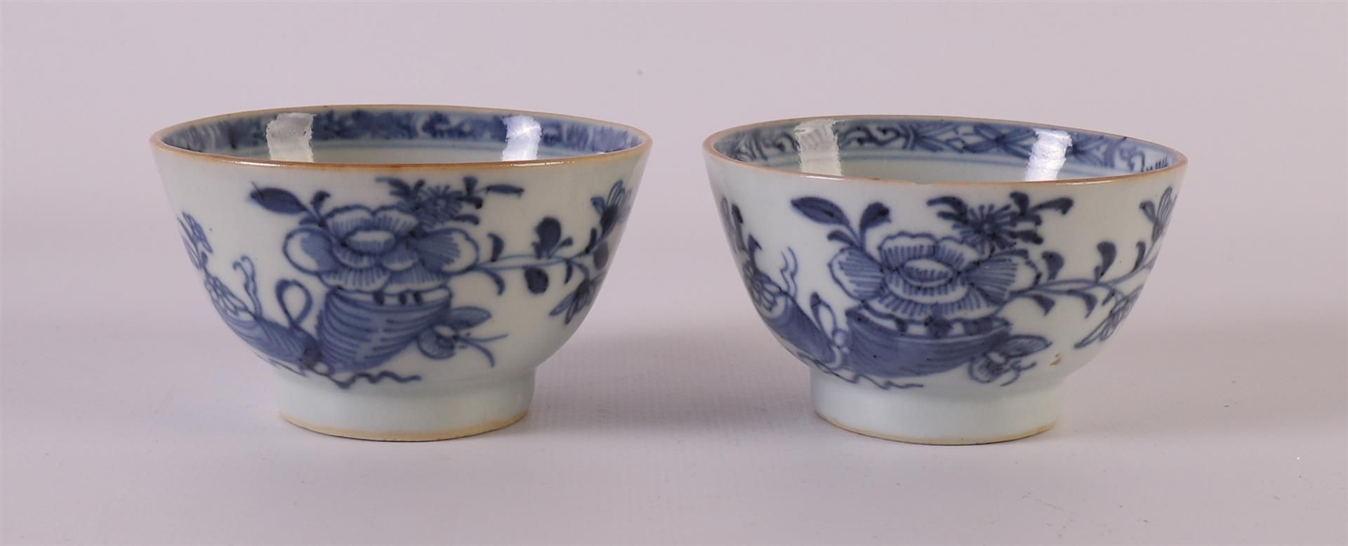 Four blue/white porcelain bowls, China, Kangxi, around 1700. Blue underglaze floral decor, marked - Bild 8 aus 14