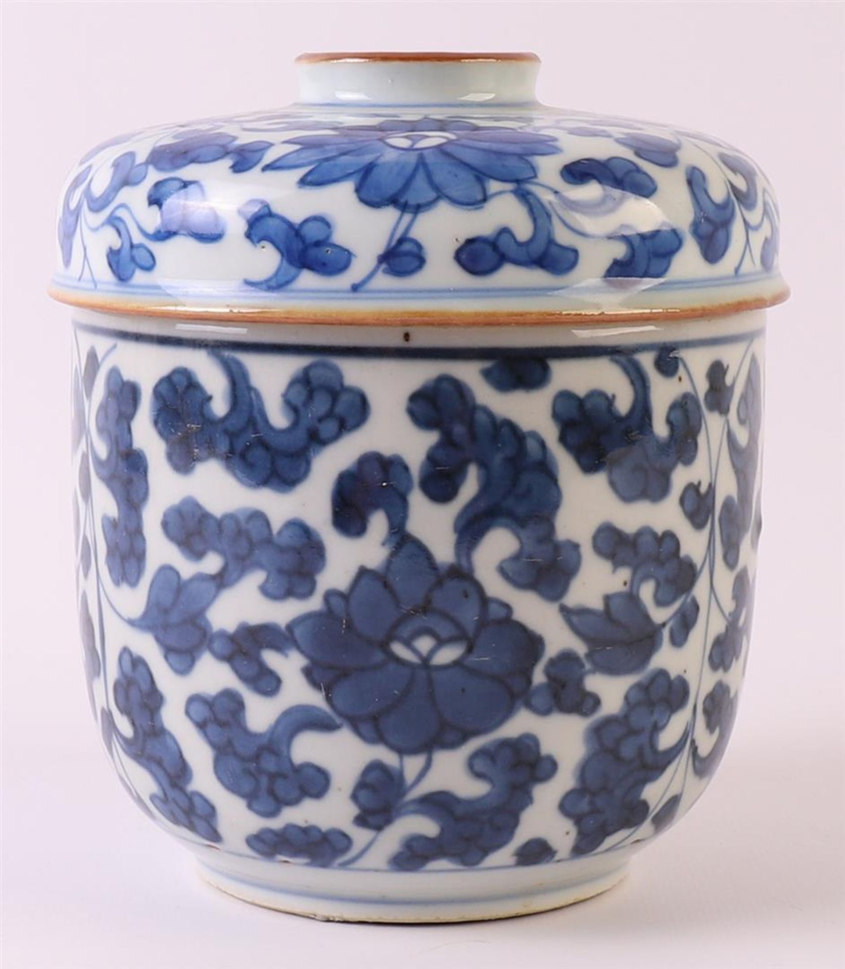 A blue/white porcelain lidded jar, China, Kangxi, around 1700. Blue underglaze floral decor, h 14. - Bild 3 aus 7