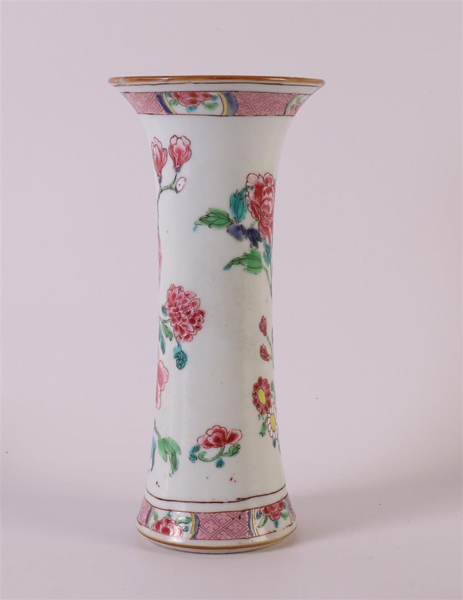 A trumpet-shaped porcelain famille rose vase, China, 18th century. Polychrome decor of birds and - Bild 3 aus 8