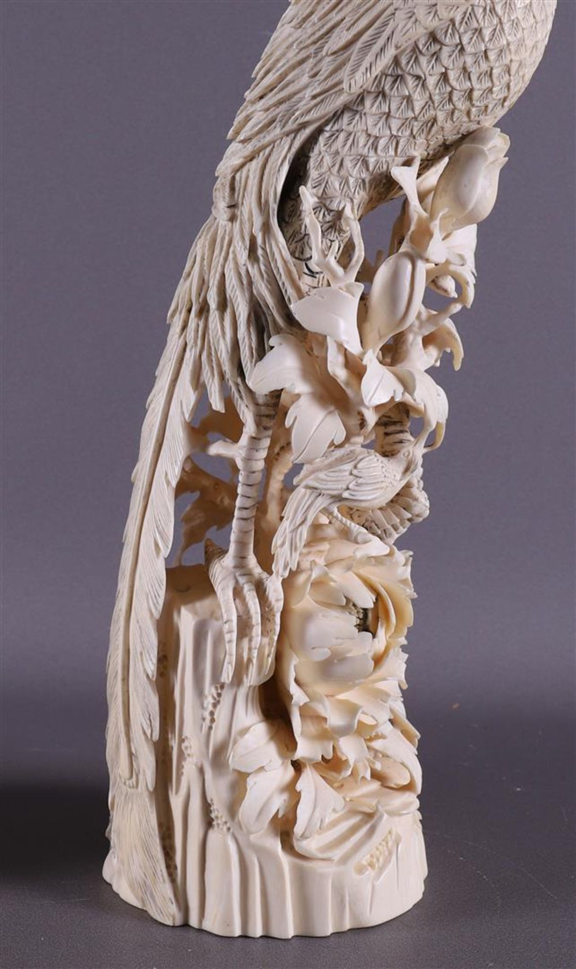 A pair of carved ivory phoenixes resting on tree stumps with lotus flowers and a bird with a lotus - Bild 14 aus 22