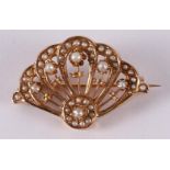 A 14 kt 585/1000 gold brooch with many pearls, 19th century.