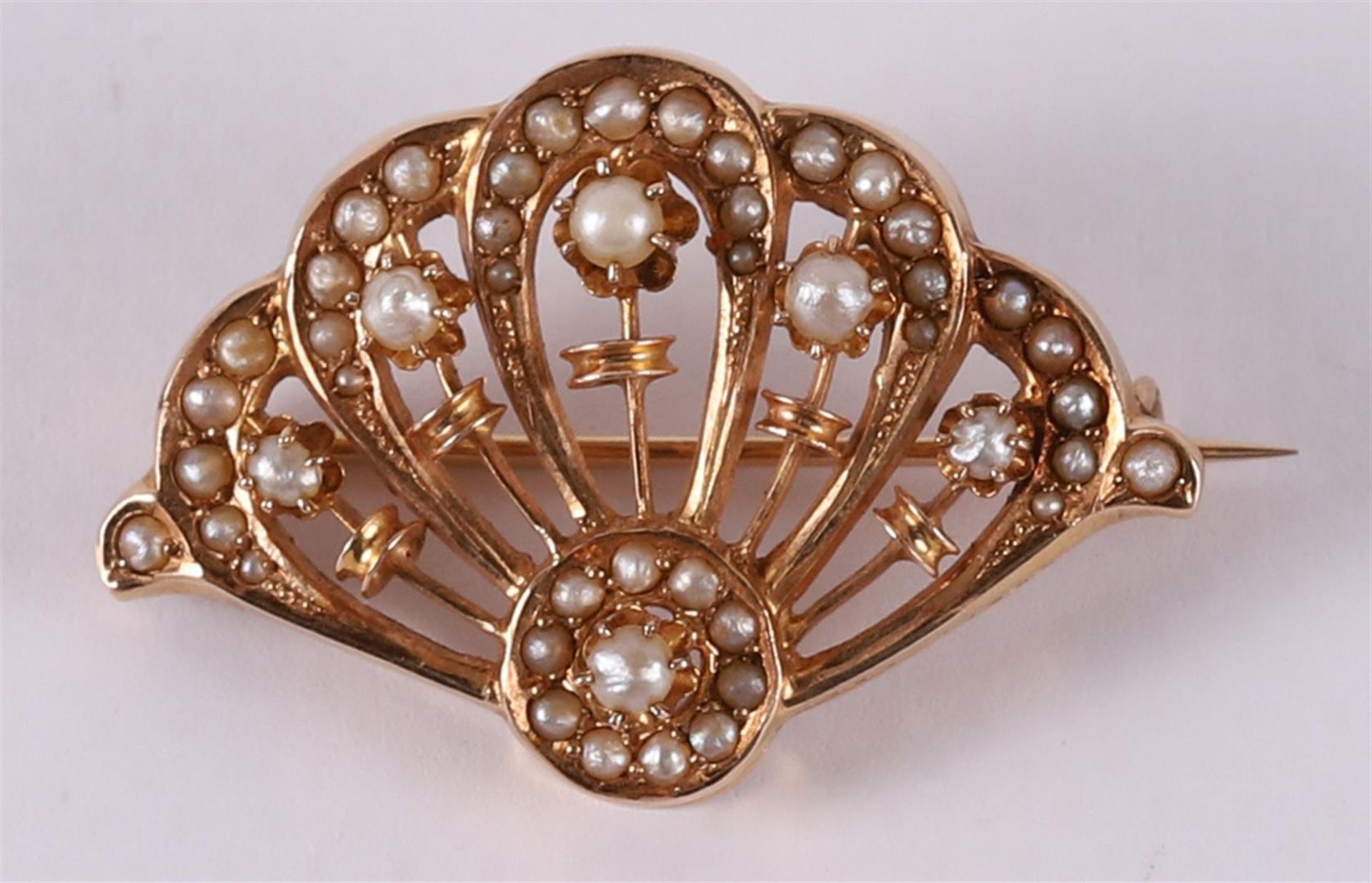 A 14 kt 585/1000 gold brooch with many pearls, 19th century.