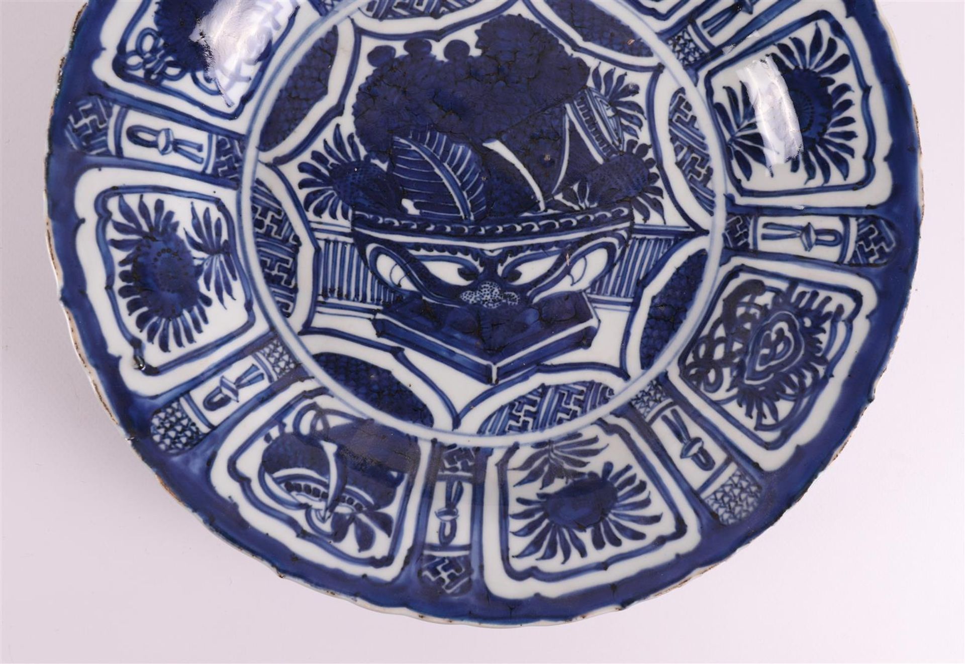 A blue/white porcelain 'kraak' dish, China, Wanli, around 1600. - Image 4 of 7