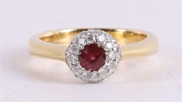 An 18 kt yellow gold women's ring, set with round spinel and brilliants