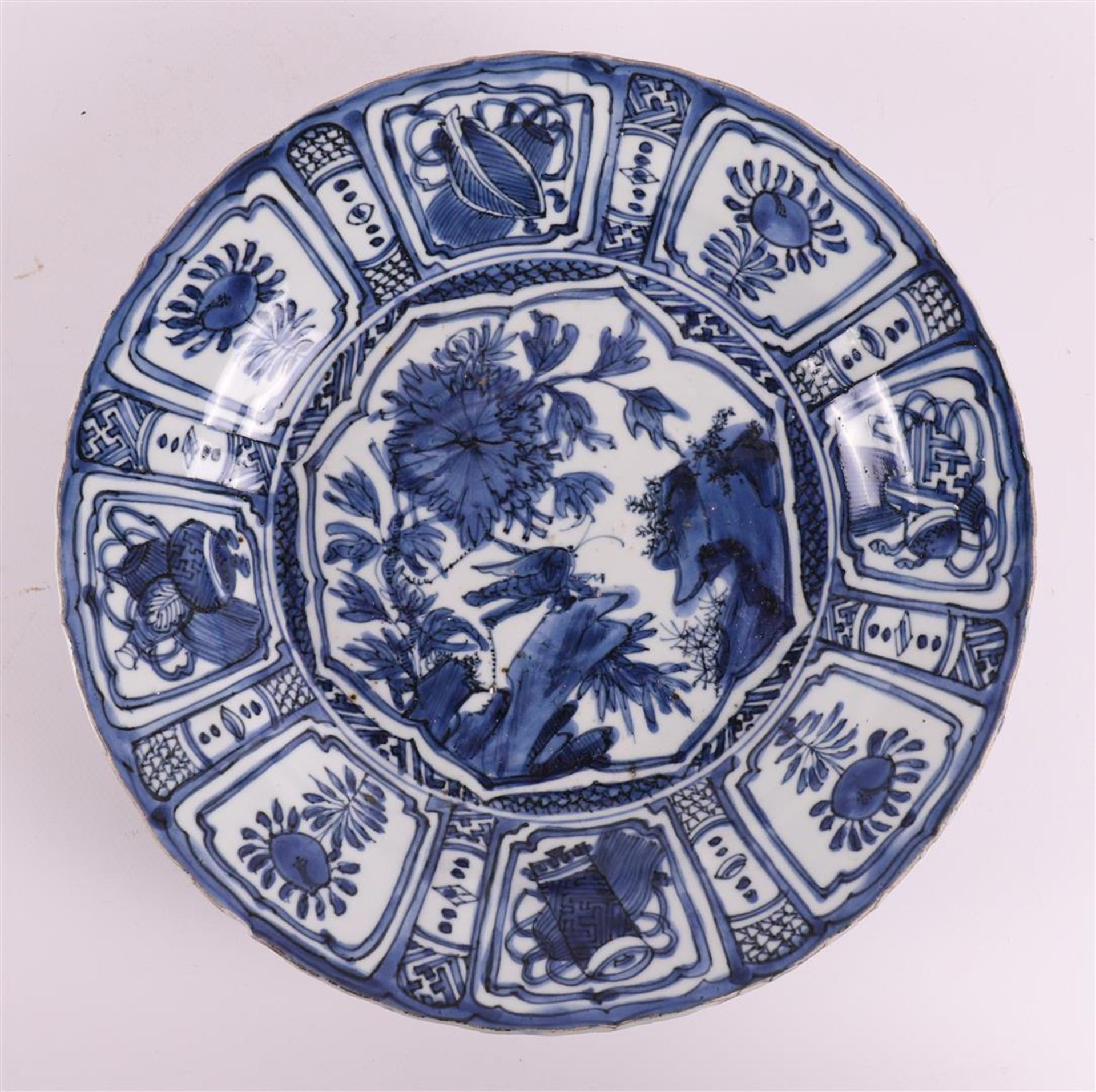 A blue/white porcelain 'kraak' dish, China, Wanli, around 1600. - Image 2 of 8