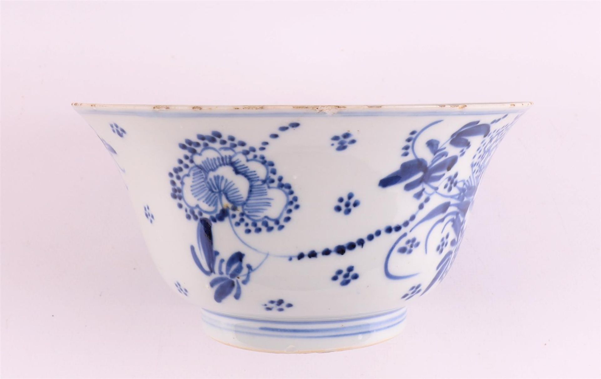 A blue/white porcelain bowl on stand ring, China, Kangxi style, 19th century. - Bild 5 aus 12