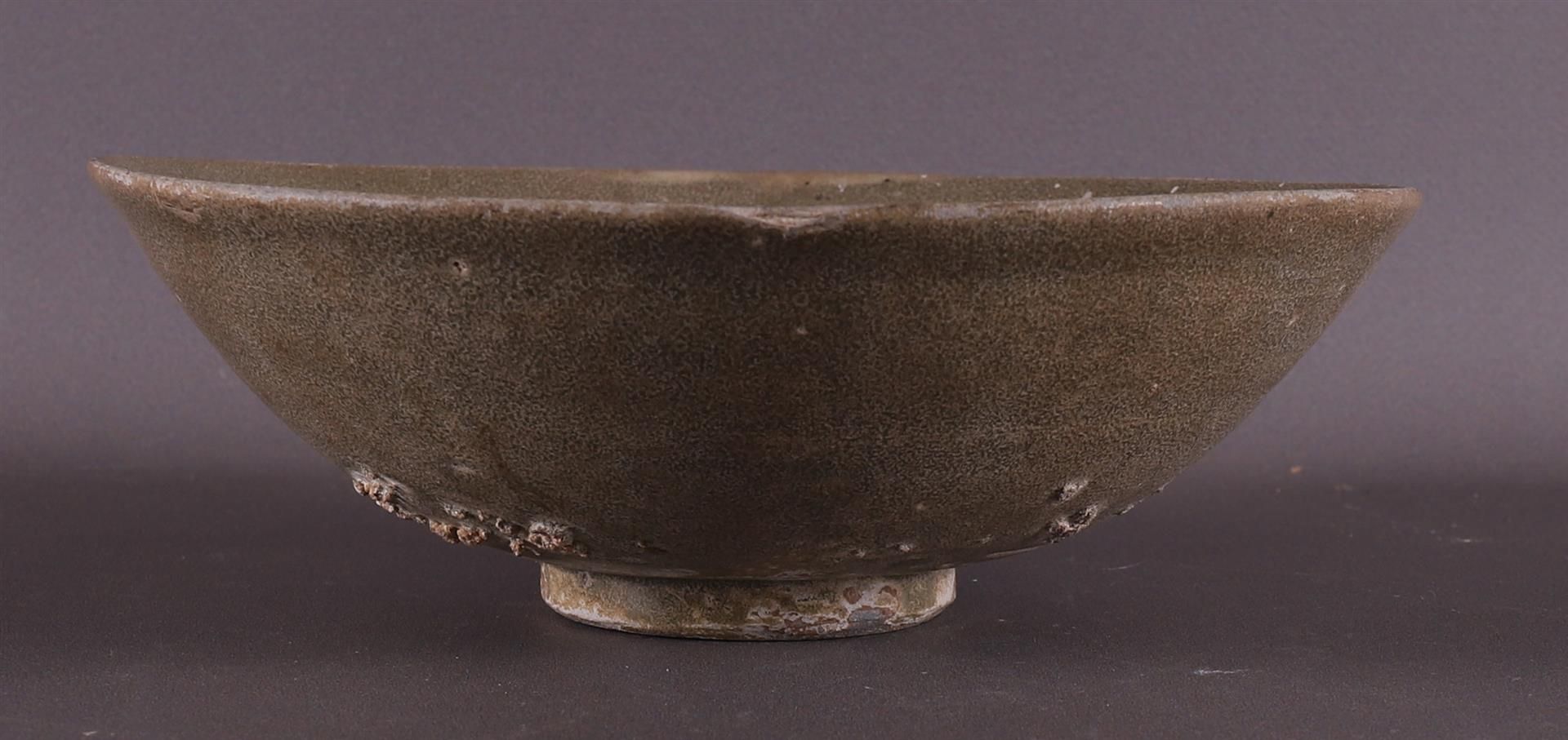 A green glazed stoneware bowl on stand ring, China, Song/Ming. - Bild 6 aus 8