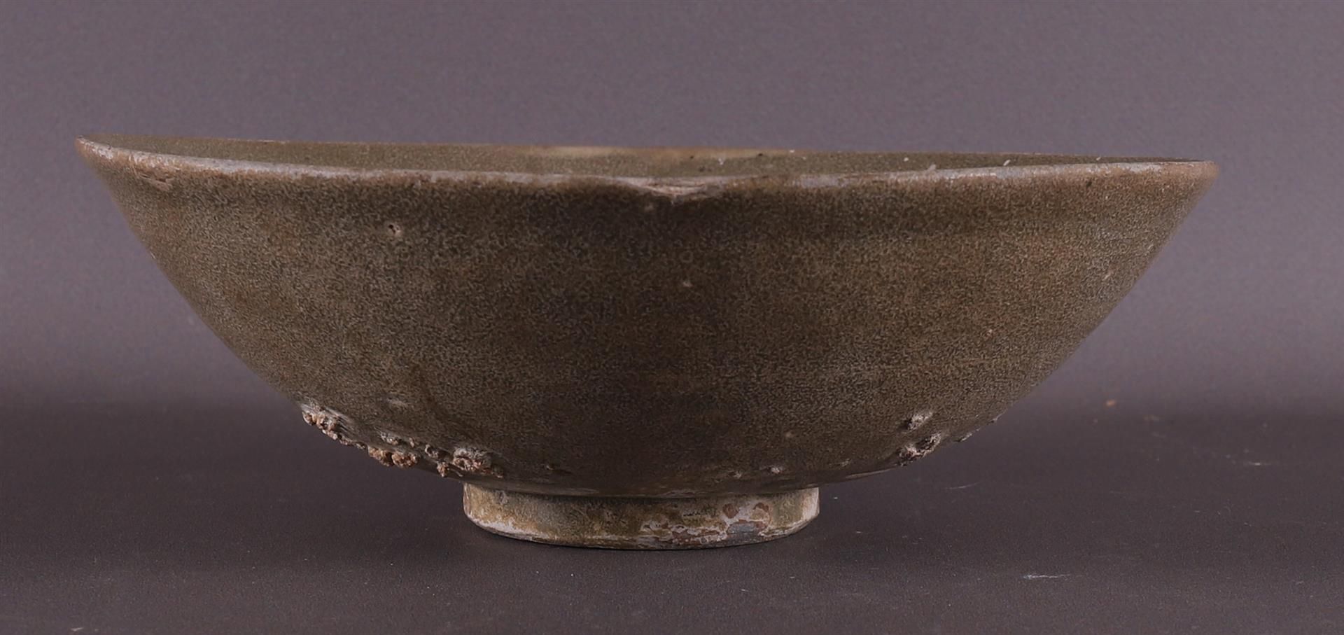 A green glazed stoneware bowl on stand ring, China, Song/Ming. - Image 6 of 8